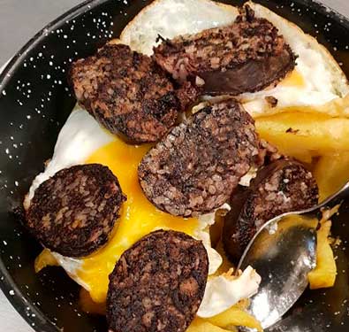  Huevos rotos con morcilla 